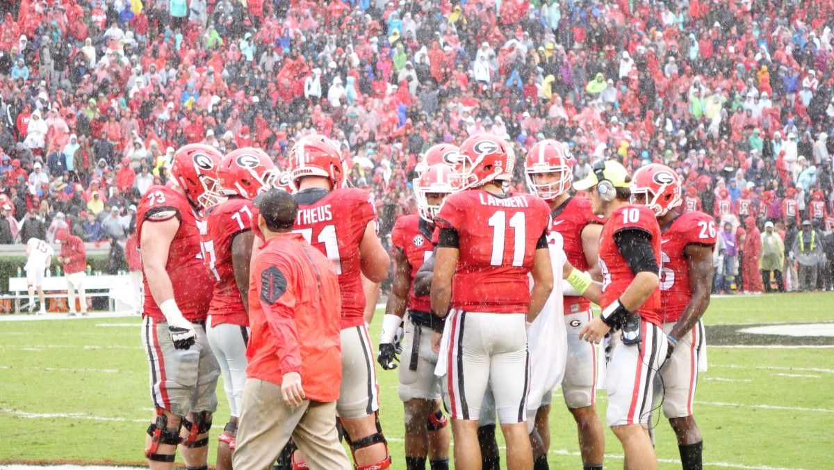 Offensive huddle up during first half of Alabama game 31-October-2015 (Photo by Rob Saye)