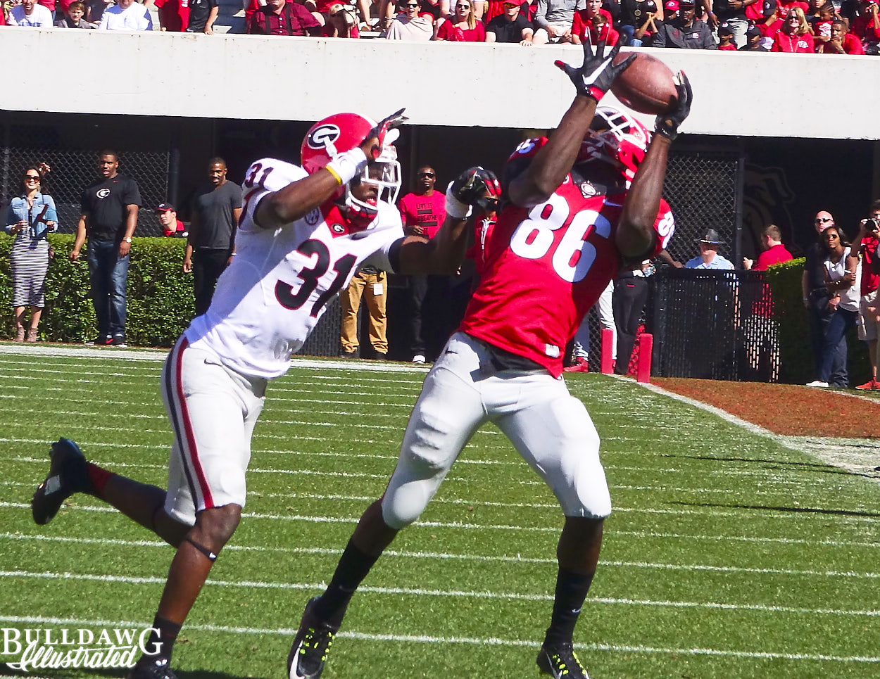 Riley Ridley (86) halls in the pass as Shattle Fenteng (31) defends