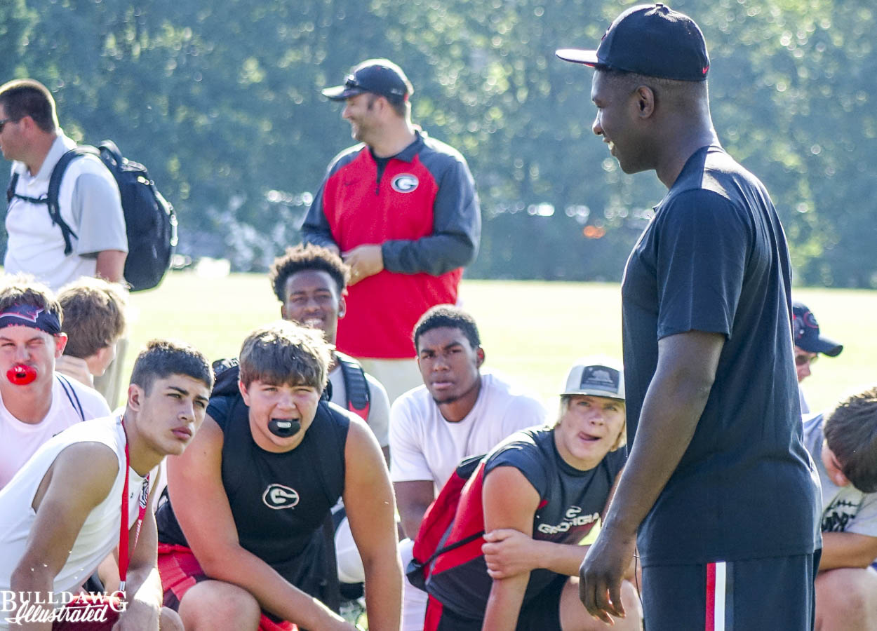Roquan Smith talks to campers