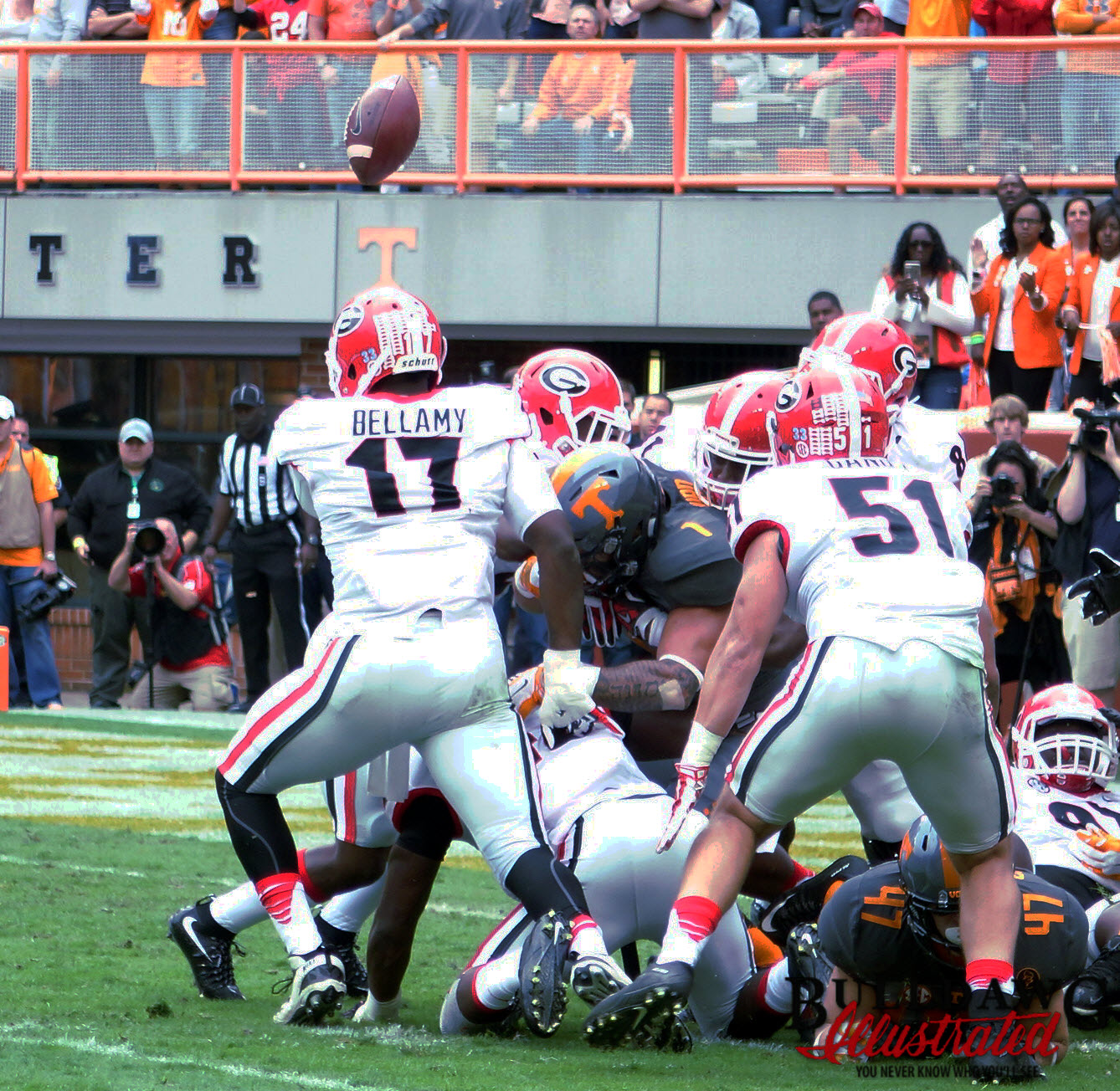 Davin Bellamy searches for the football vs. Tennessee 2015 Photo: Greg Poole/Bulldawg Illustrated