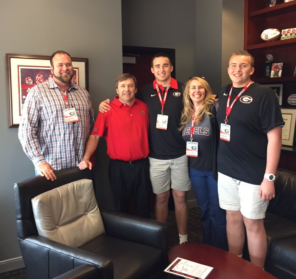 Max Wray (middle) with his family, brother Jake Wray (right) and Georgia Head Coach Kirby Smart (photo from Max Wray/Twitter)